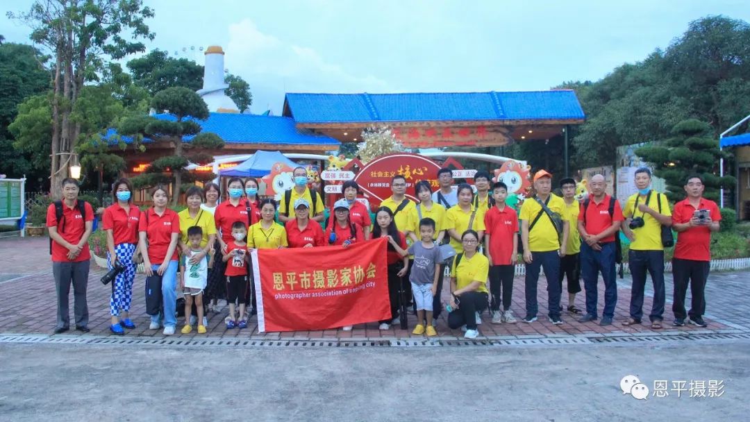 恩平摄协用光影记录花海欢乐世界五彩缤纷之夜(图1) 图片