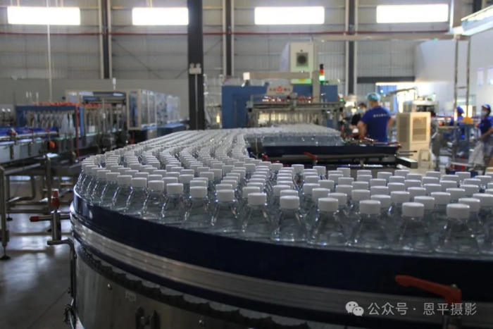 恩平摄协组织新质工业采风活动，用镜头定格优质水源与智能生产之美。(图11)