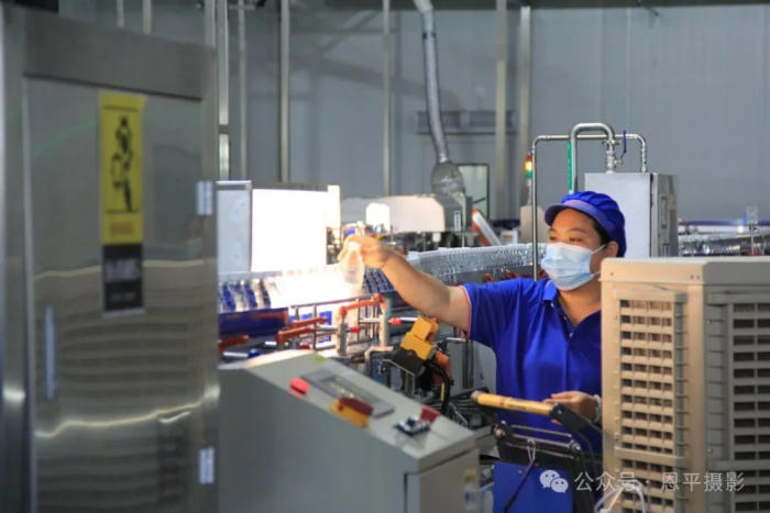 恩平摄协组织新质工业采风活动，用镜头定格优质水源与智能生产之美。(图10)