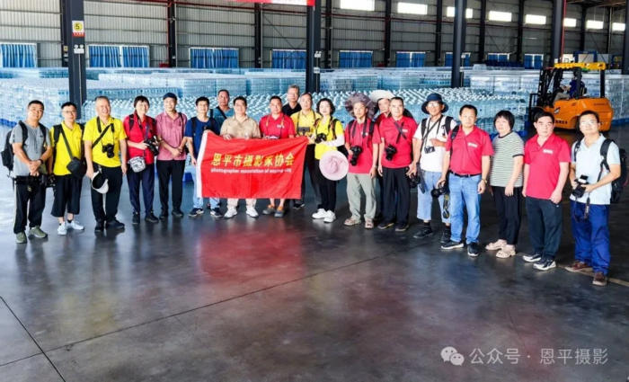 恩平摄协组织新质工业采风活动，用镜头定格优质水源与智能生产之美。(图1)