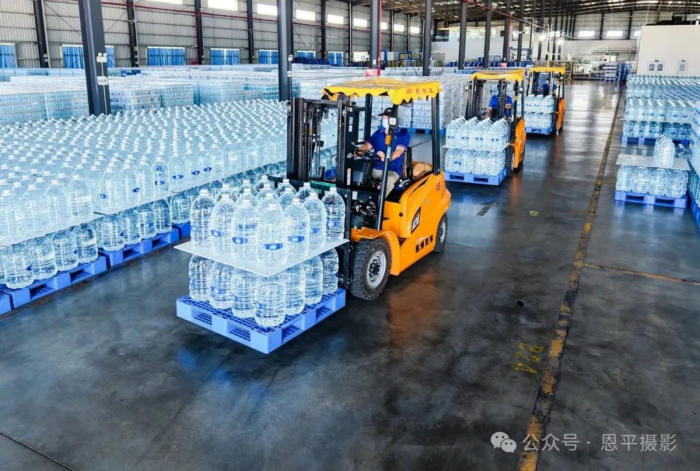恩平摄协组织新质工业采风活动，用镜头定格优质水源与智能生产之美。(图2)