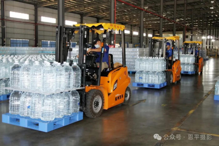 恩平摄协组织新质工业采风活动，用镜头定格优质水源与智能生产之美。(图15)