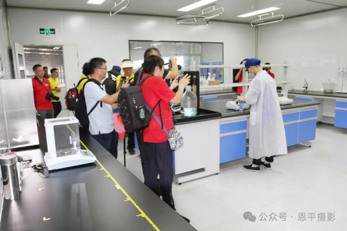 恩平摄协组织新质工业采风活动，用镜头定格优质水源与智能生产之美。(图14)
