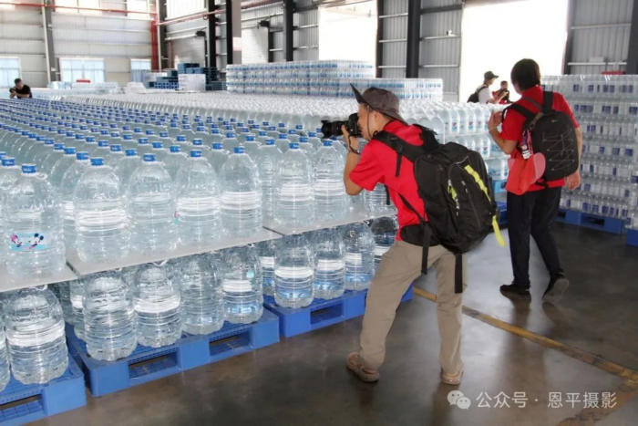 恩平摄协组织新质工业采风活动，用镜头定格优质水源与智能生产之美。(图17)