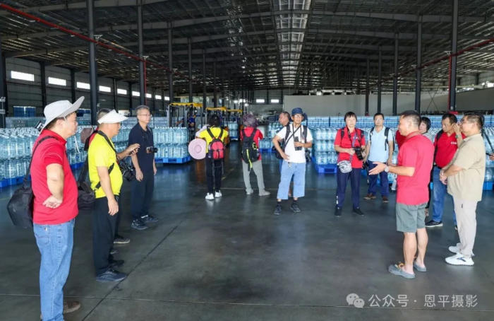 恩平摄协组织新质工业采风活动，用镜头定格优质水源与智能生产之美。(图18)