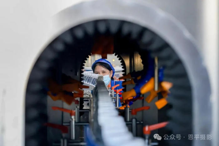 恩平摄协组织新质工业采风活动，用镜头定格优质水源与智能生产之美。(图22)