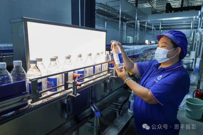 恩平摄协组织新质工业采风活动，用镜头定格优质水源与智能生产之美。(图21)