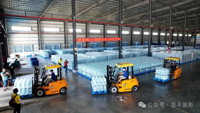恩平摄协组织新质工业采风活动，用镜头定格优质水源与智能生产之美。(图25)