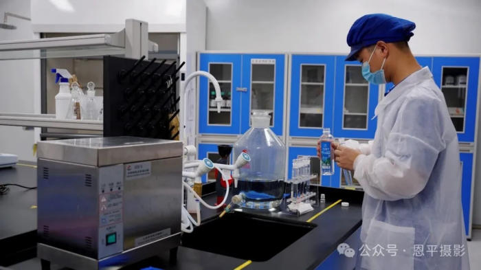 恩平摄协组织新质工业采风活动，用镜头定格优质水源与智能生产之美。(图26)