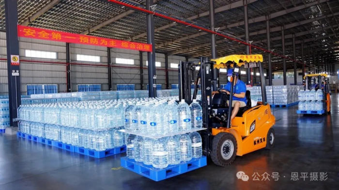 恩平摄协组织新质工业采风活动，用镜头定格优质水源与智能生产之美。(图28)