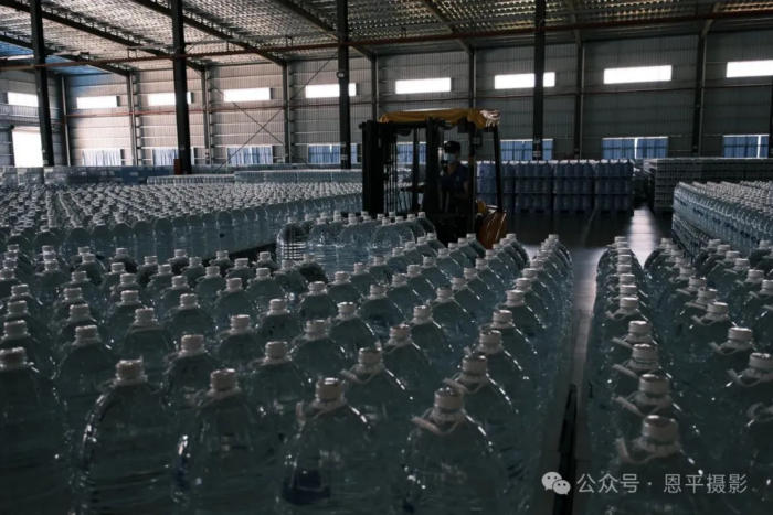 恩平摄协组织新质工业采风活动，用镜头定格优质水源与智能生产之美。(图29)