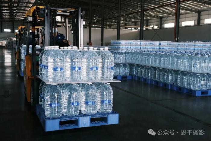 恩平摄协组织新质工业采风活动，用镜头定格优质水源与智能生产之美。(图30)