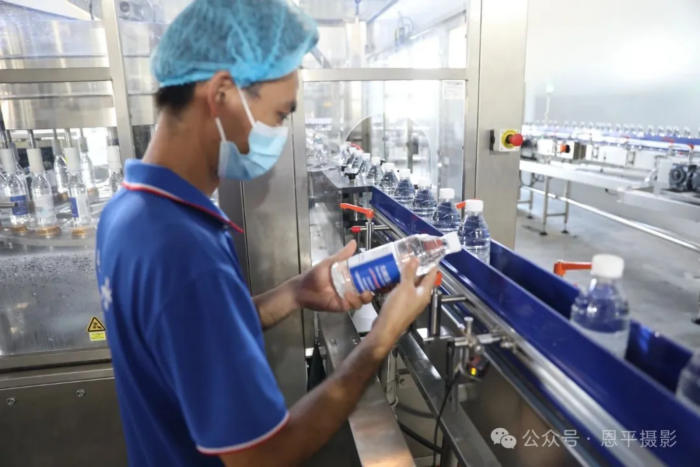 恩平摄协组织新质工业采风活动，用镜头定格优质水源与智能生产之美。(图34)