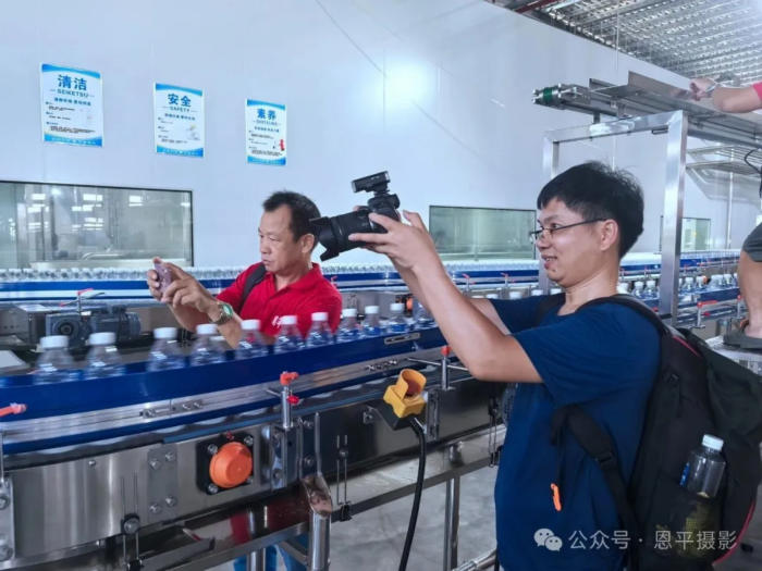 恩平摄协组织新质工业采风活动，用镜头定格优质水源与智能生产之美。(图32)