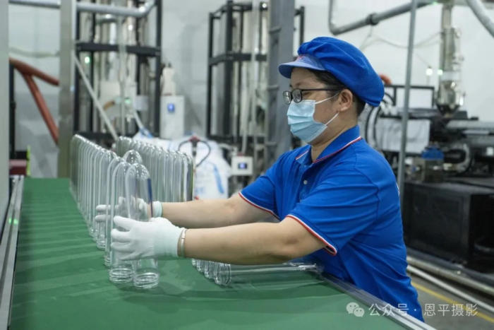 恩平摄协组织新质工业采风活动，用镜头定格优质水源与智能生产之美。(图39)