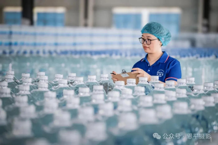 恩平摄协组织新质工业采风活动，用镜头定格优质水源与智能生产之美。(图40)