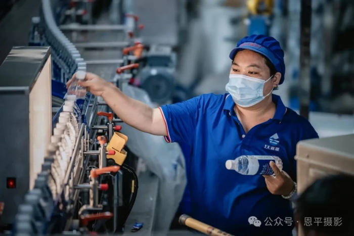 恩平摄协组织新质工业采风活动，用镜头定格优质水源与智能生产之美。(图41)