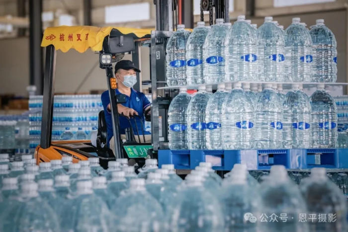 恩平摄协组织新质工业采风活动，用镜头定格优质水源与智能生产之美。(图44)