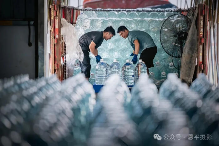 恩平摄协组织新质工业采风活动，用镜头定格优质水源与智能生产之美。(图42)