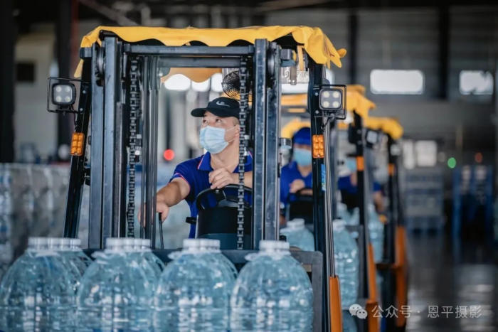 恩平摄协组织新质工业采风活动，用镜头定格优质水源与智能生产之美。(图45)
