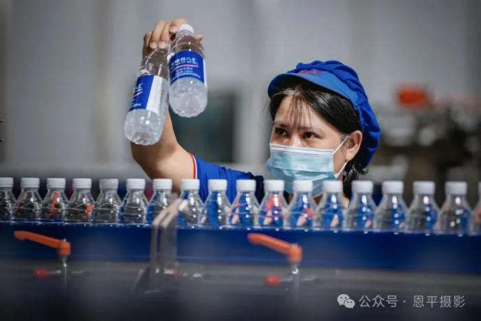 恩平摄协组织新质工业采风活动，用镜头定格优质水源与智能生产之美。(图43)
