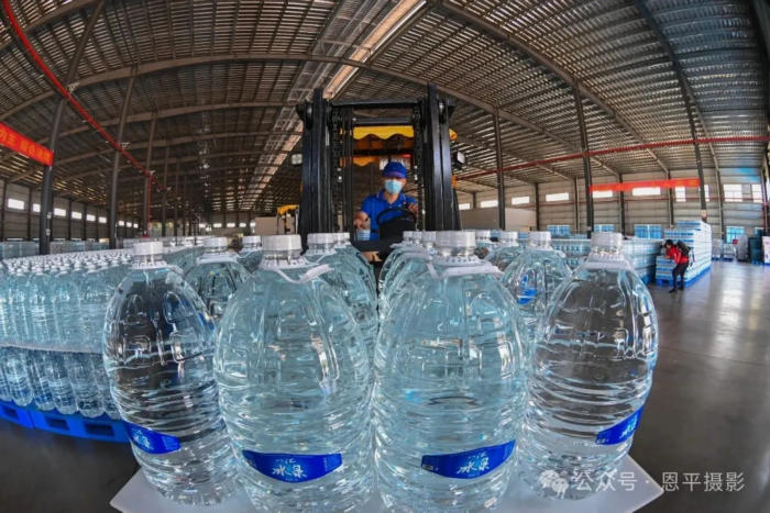 恩平摄协组织新质工业采风活动，用镜头定格优质水源与智能生产之美。(图50)