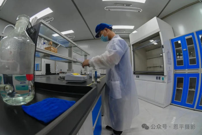 恩平摄协组织新质工业采风活动，用镜头定格优质水源与智能生产之美。(图47)
