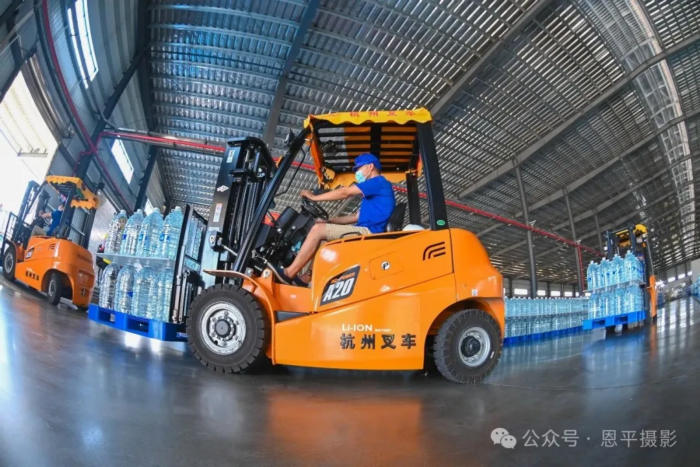 恩平摄协组织新质工业采风活动，用镜头定格优质水源与智能生产之美。(图51)