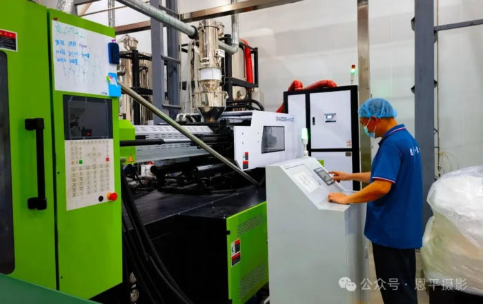 恩平摄协组织新质工业采风活动，用镜头定格优质水源与智能生产之美。(图54)