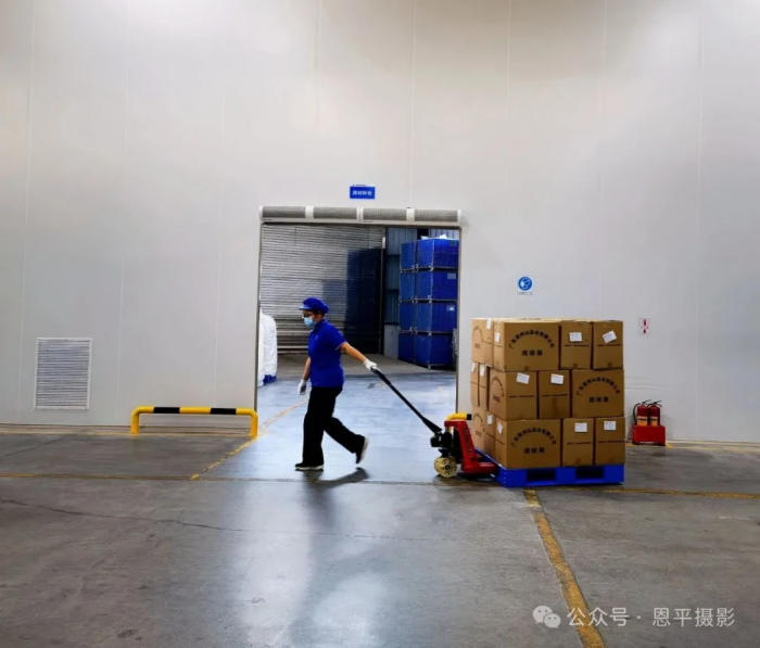 恩平摄协组织新质工业采风活动，用镜头定格优质水源与智能生产之美。(图53)