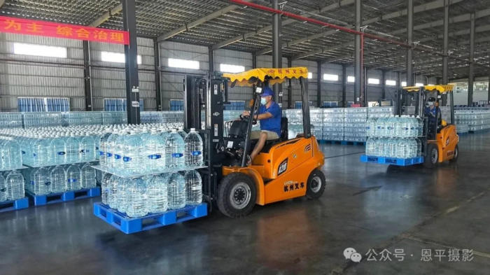 恩平摄协组织新质工业采风活动，用镜头定格优质水源与智能生产之美。(图58)