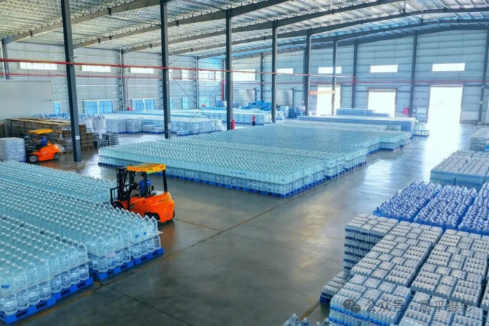 恩平摄协组织新质工业采风活动，用镜头定格优质水源与智能生产之美。(图64)