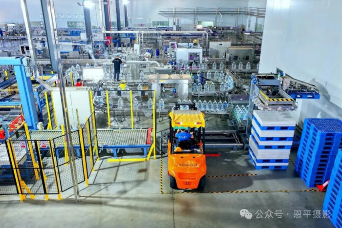 恩平摄协组织新质工业采风活动，用镜头定格优质水源与智能生产之美。(图65)