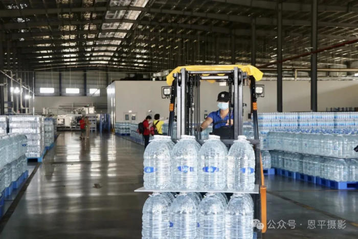 恩平摄协组织新质工业采风活动，用镜头定格优质水源与智能生产之美。(图83)