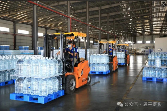 恩平摄协组织新质工业采风活动，用镜头定格优质水源与智能生产之美。(图82)