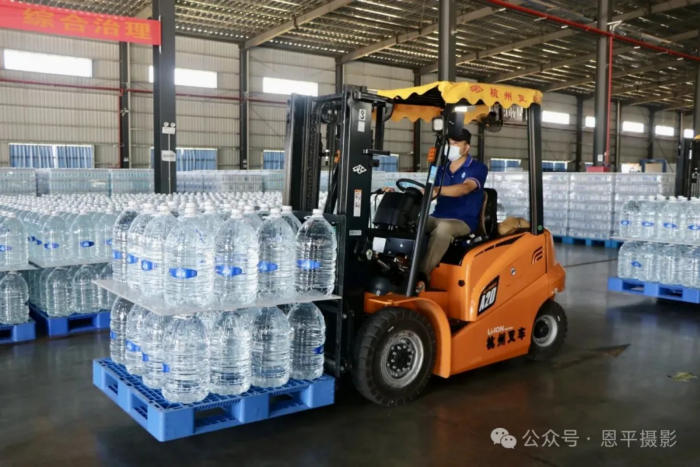 恩平摄协组织新质工业采风活动，用镜头定格优质水源与智能生产之美。(图86)