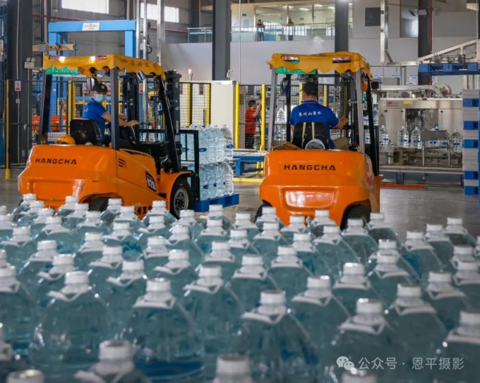 恩平摄协组织新质工业采风活动，用镜头定格优质水源与智能生产之美。(图67)