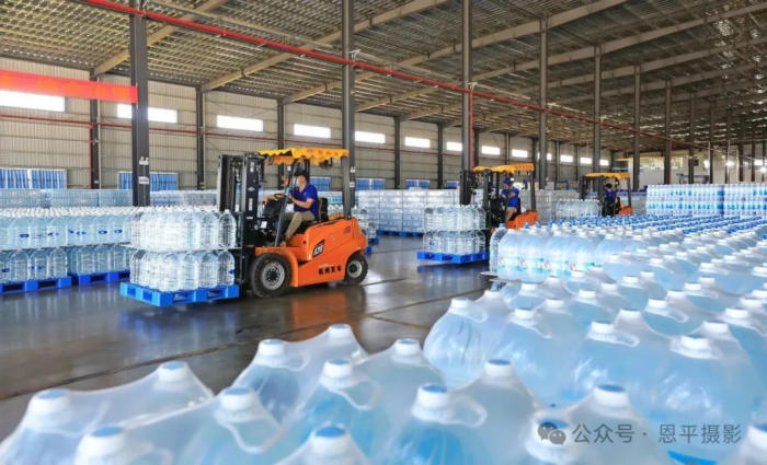 恩平摄协组织新质工业采风活动，用镜头定格优质水源与智能生产之美。(图77)