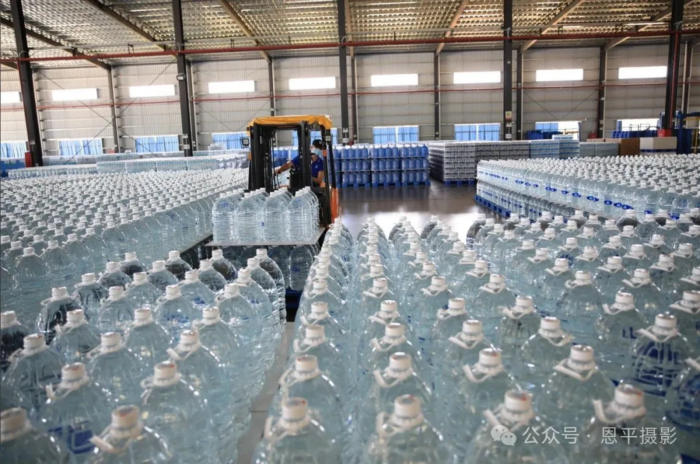 恩平摄协组织新质工业采风活动，用镜头定格优质水源与智能生产之美。(图79)